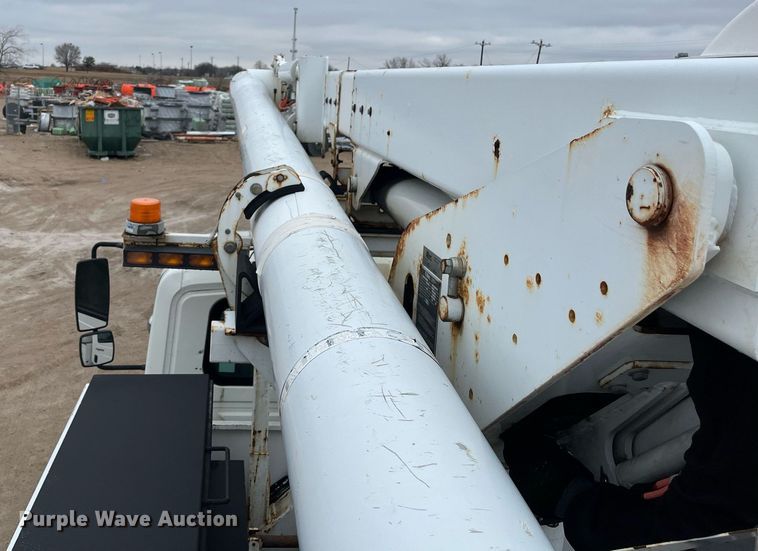 image for item EI0605 2011 International DuraStar 4300 bucket truck