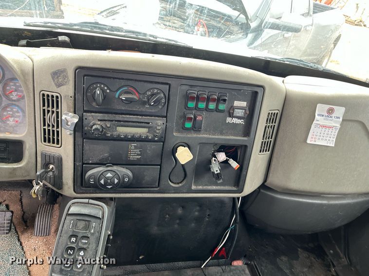 image for item EI0605 2011 International DuraStar 4300 bucket truck