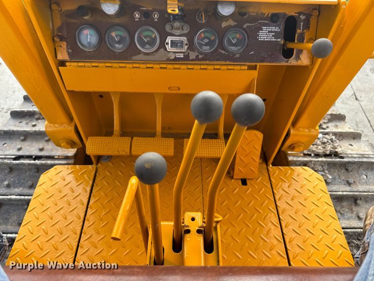 image for item EJ2700 1989 Case 450C dozer