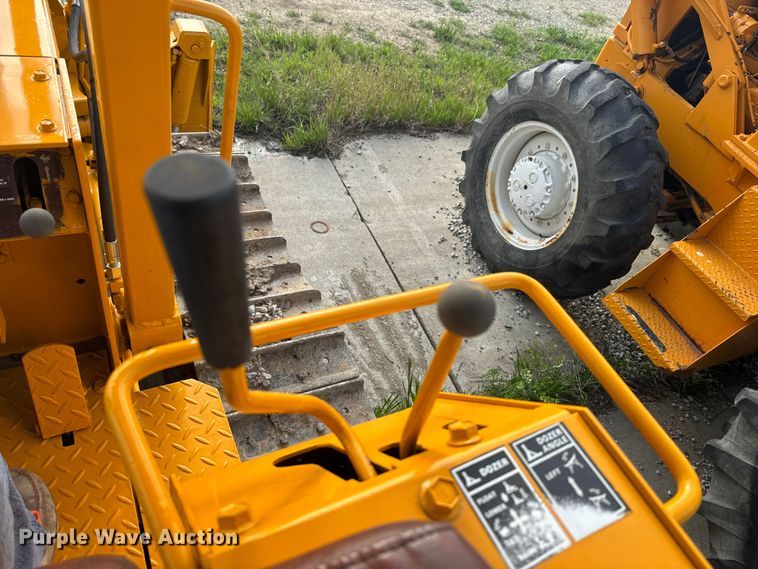 image for item EJ2700 1989 Case 450C dozer