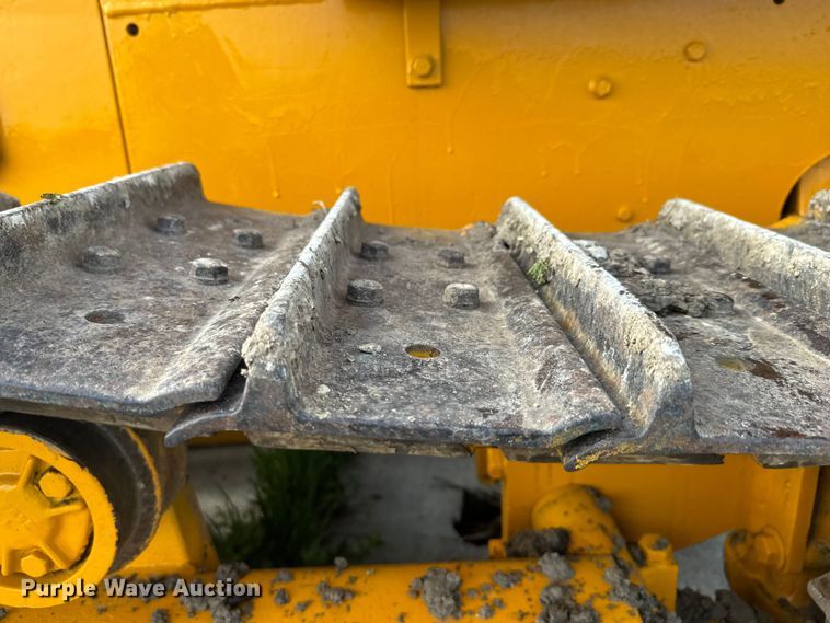 image for item EJ2700 1989 Case 450C dozer