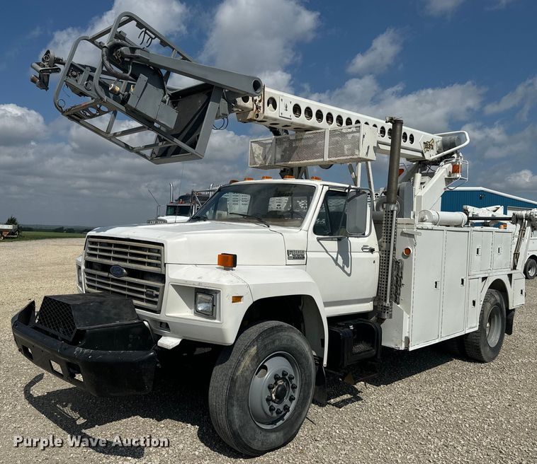 image for item EJ2710 1990 Ford F800 bucket truck