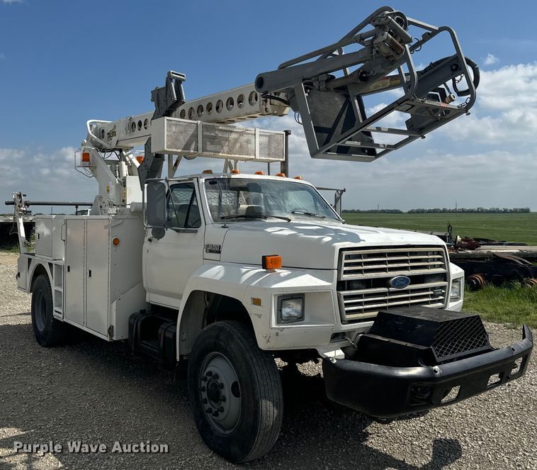 image for item EJ2710 1990 Ford F800 bucket truck