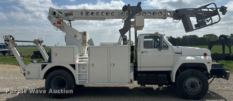 image for item EJ2710 1990 Ford F800 bucket truck