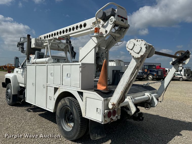 image for item EJ2710 1990 Ford F800 bucket truck
