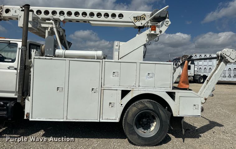 image for item EJ2710 1990 Ford F800 bucket truck