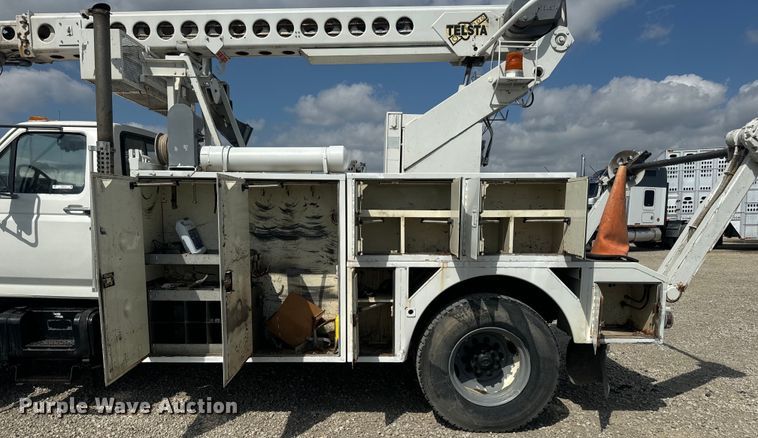 image for item EJ2710 1990 Ford F800 bucket truck