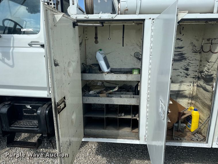 image for item EJ2710 1990 Ford F800 bucket truck