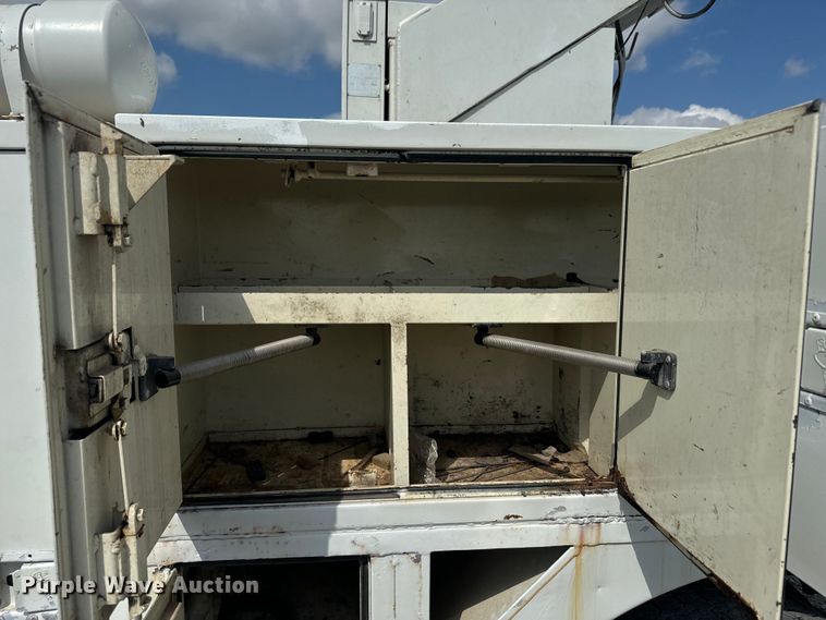 image for item EJ2710 1990 Ford F800 bucket truck