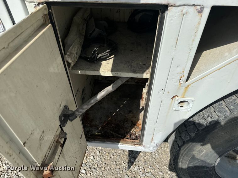 image for item EJ2710 1990 Ford F800 bucket truck