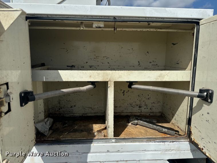 image for item EJ2710 1990 Ford F800 bucket truck