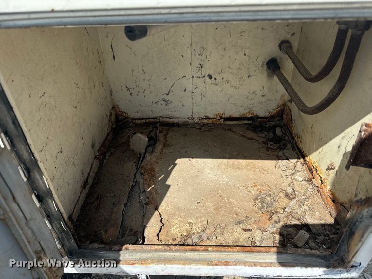 image for item EJ2710 1990 Ford F800 bucket truck