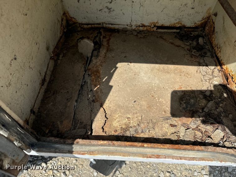 image for item EJ2710 1990 Ford F800 bucket truck