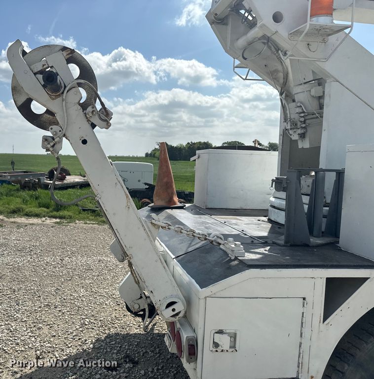 image for item EJ2710 1990 Ford F800 bucket truck