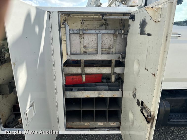 image for item EJ2710 1990 Ford F800 bucket truck