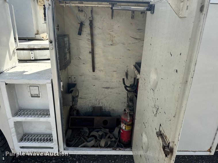 image for item EJ2710 1990 Ford F800 bucket truck