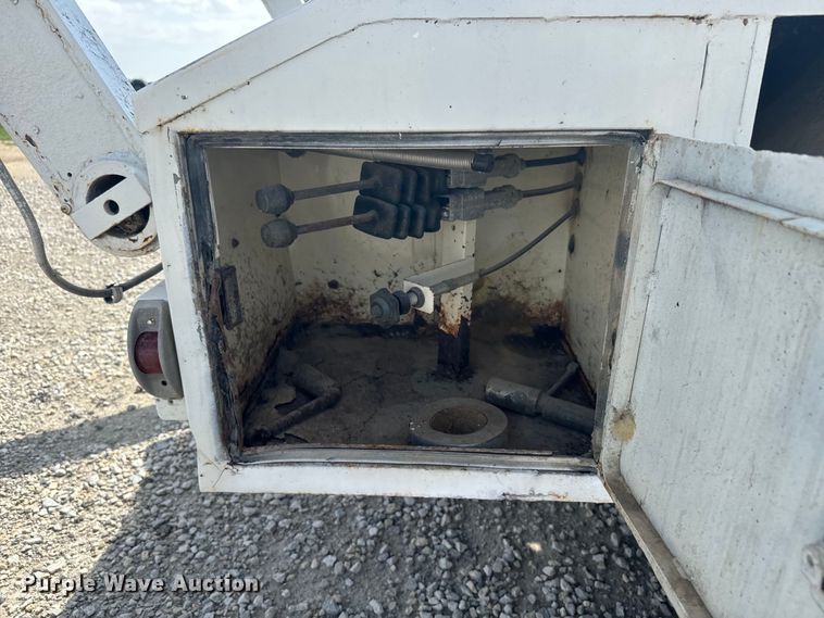 image for item EJ2710 1990 Ford F800 bucket truck