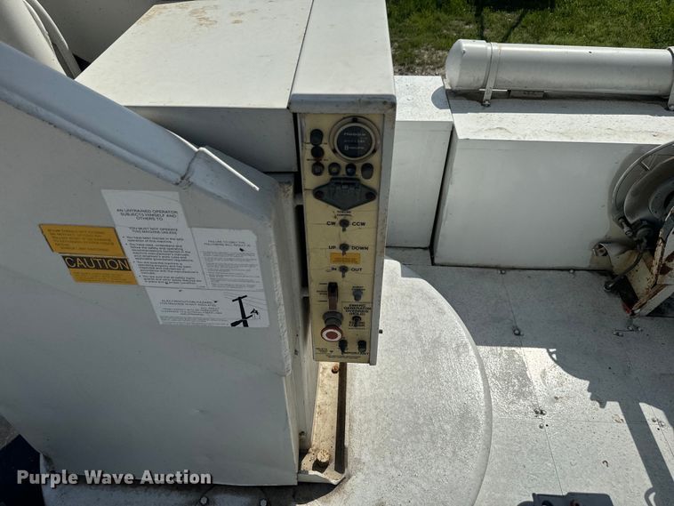 image for item EJ2710 1990 Ford F800 bucket truck