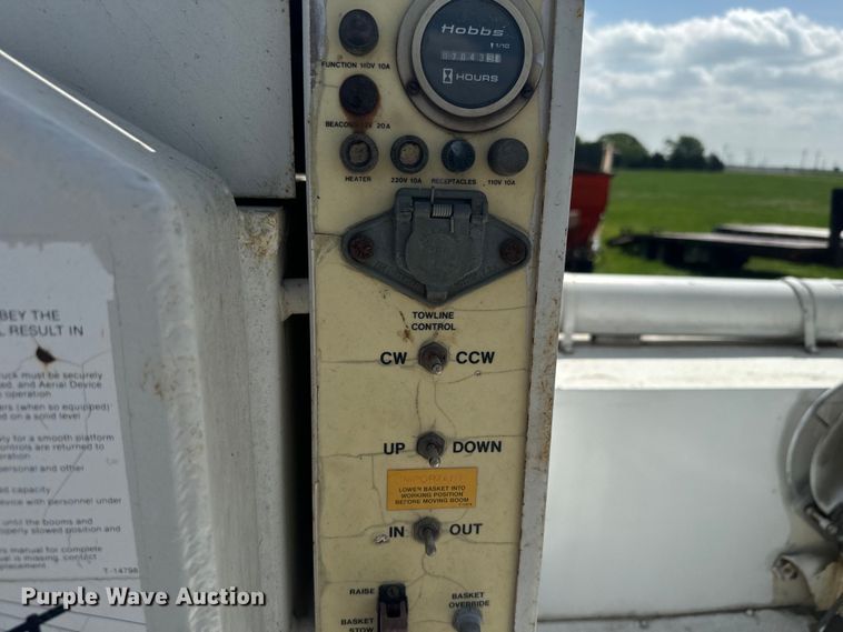 image for item EJ2710 1990 Ford F800 bucket truck