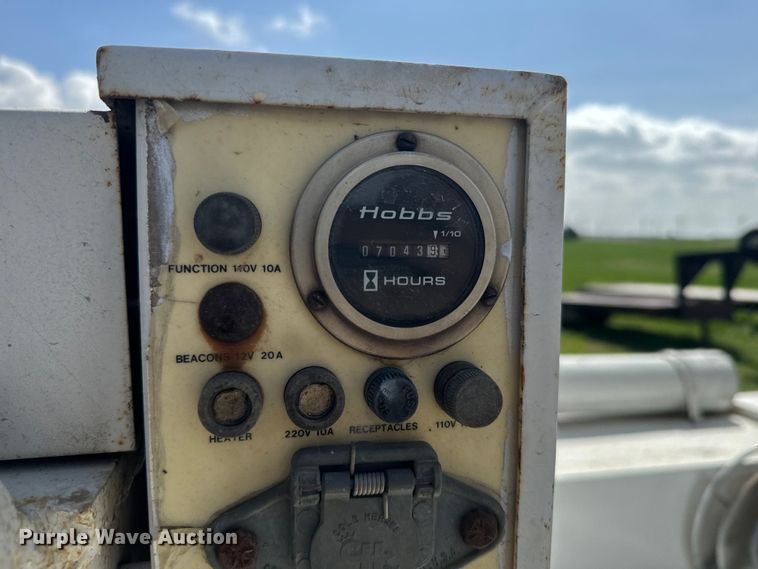 image for item EJ2710 1990 Ford F800 bucket truck