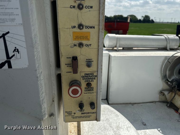 image for item EJ2710 1990 Ford F800 bucket truck