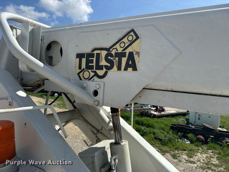 image for item EJ2710 1990 Ford F800 bucket truck