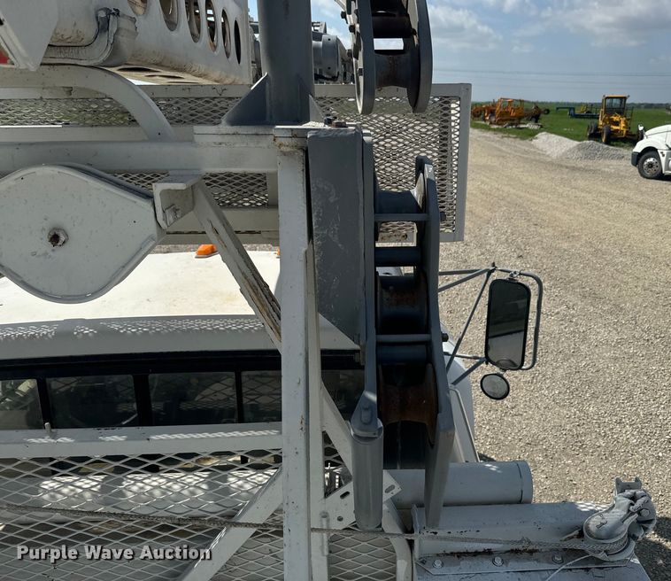 image for item EJ2710 1990 Ford F800 bucket truck