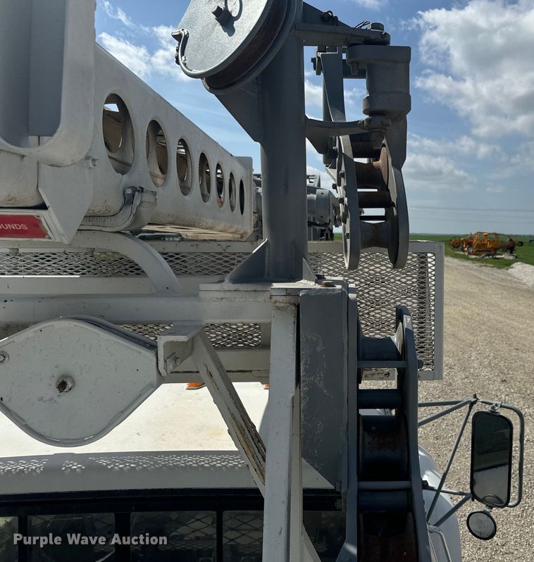 image for item EJ2710 1990 Ford F800 bucket truck