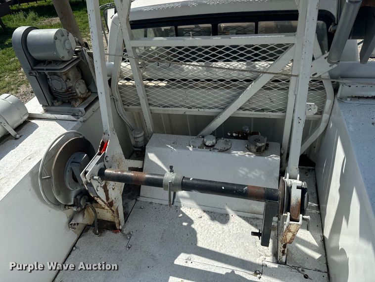image for item EJ2710 1990 Ford F800 bucket truck