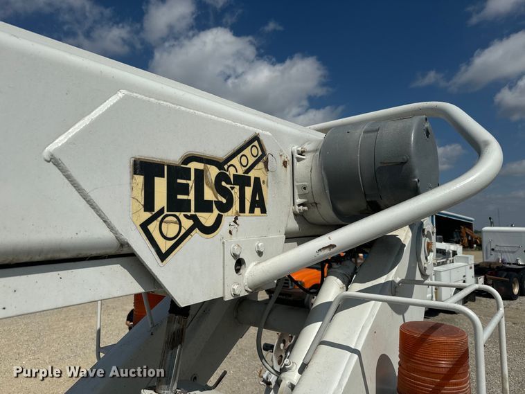 image for item EJ2710 1990 Ford F800 bucket truck