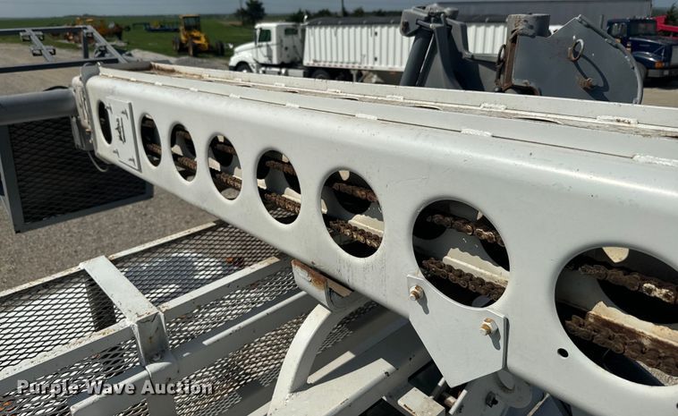 image for item EJ2710 1990 Ford F800 bucket truck