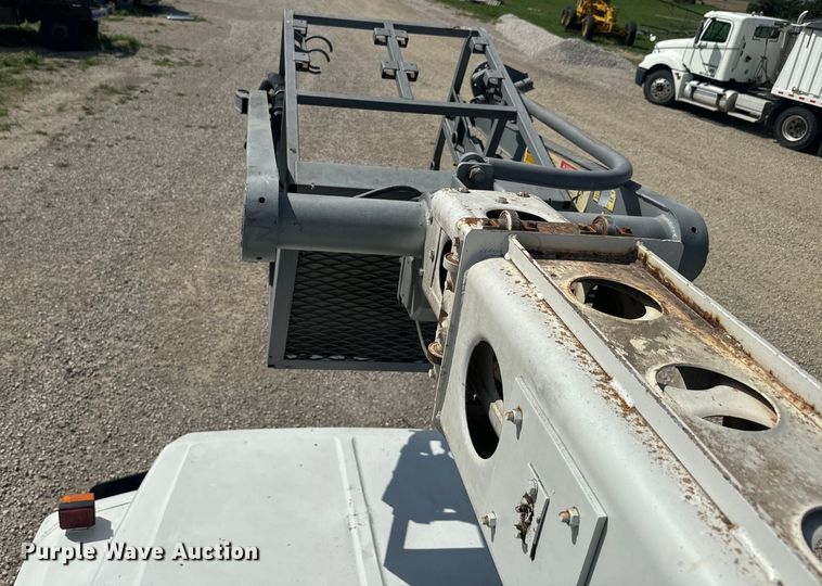 image for item EJ2710 1990 Ford F800 bucket truck