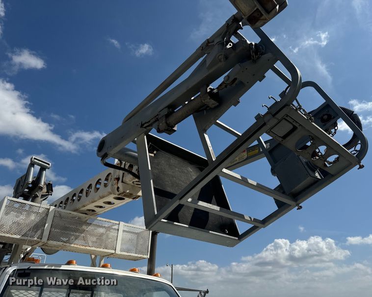image for item EJ2710 1990 Ford F800 bucket truck