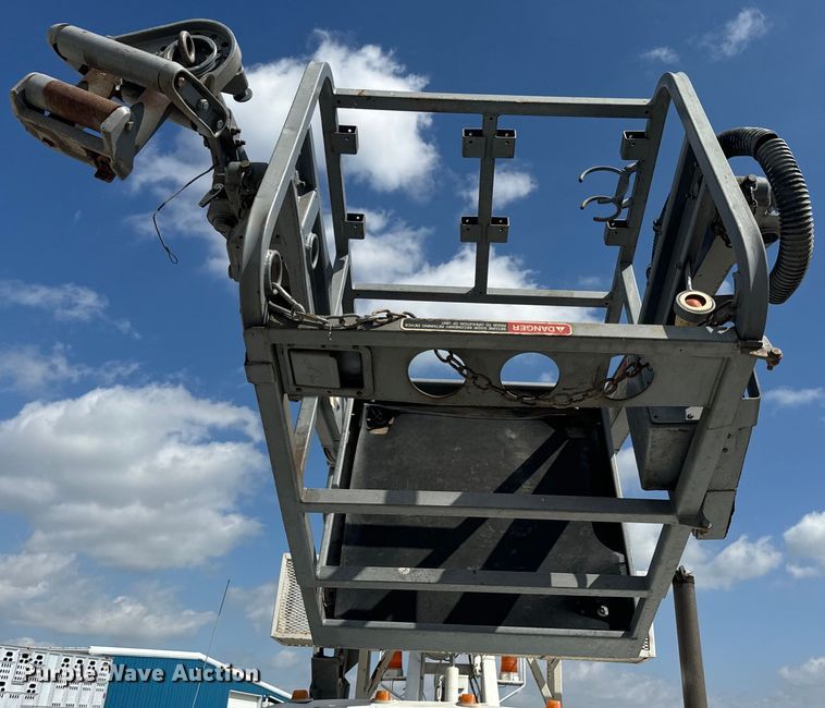 image for item EJ2710 1990 Ford F800 bucket truck