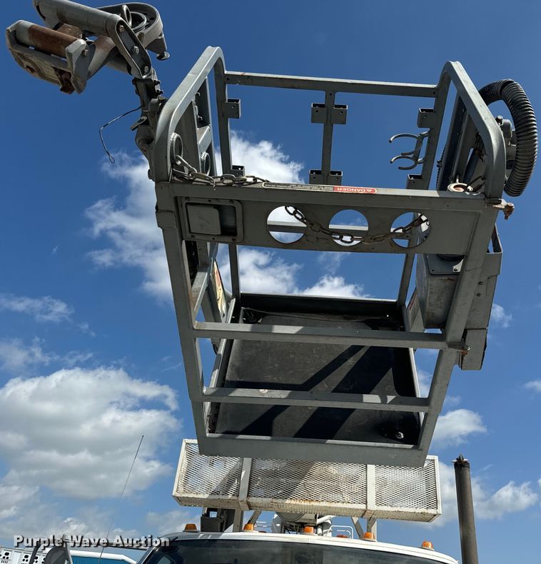 image for item EJ2710 1990 Ford F800 bucket truck