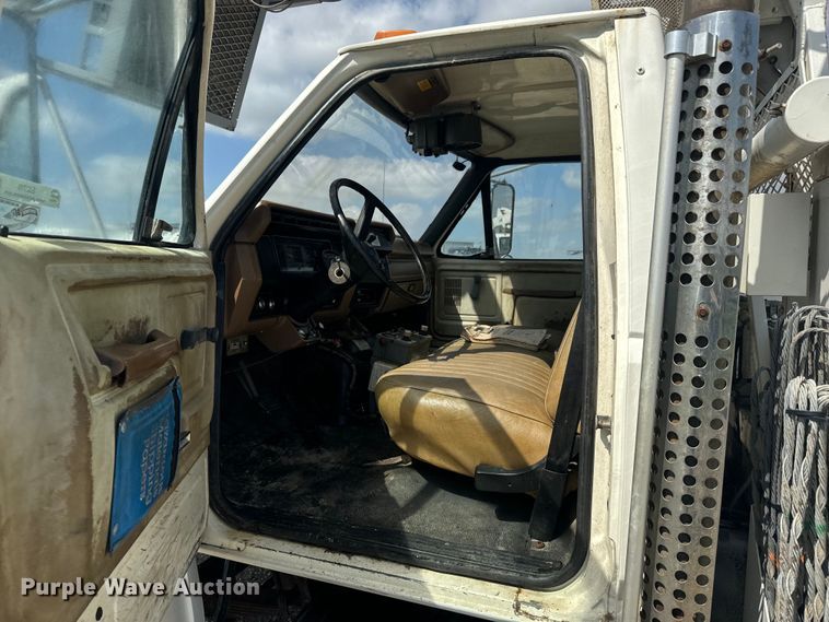 image for item EJ2710 1990 Ford F800 bucket truck