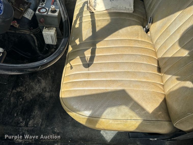 image for item EJ2710 1990 Ford F800 bucket truck