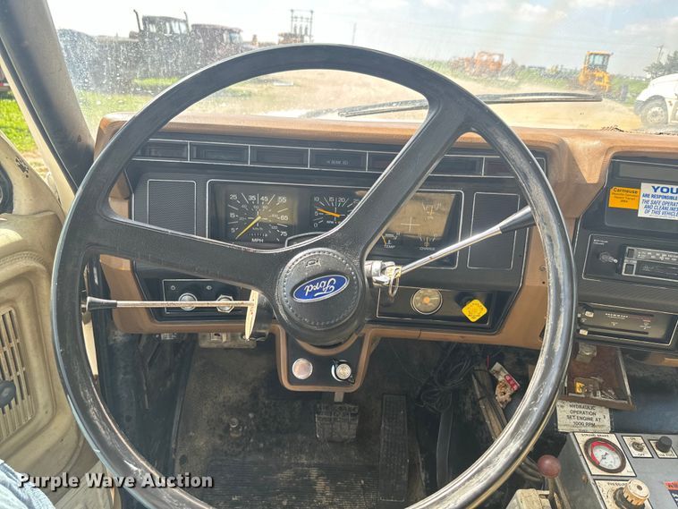 image for item EJ2710 1990 Ford F800 bucket truck