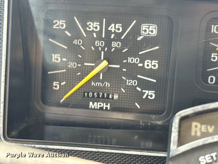 image for item EJ2710 1990 Ford F800 bucket truck