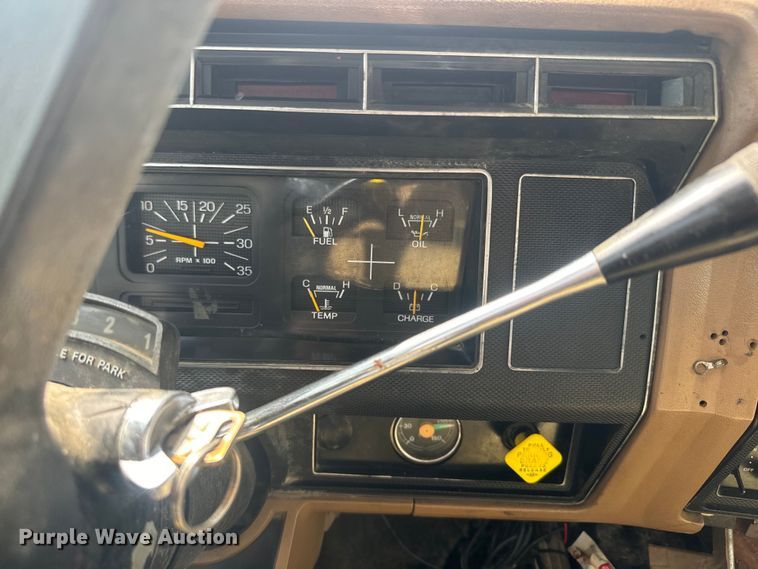 image for item EJ2710 1990 Ford F800 bucket truck