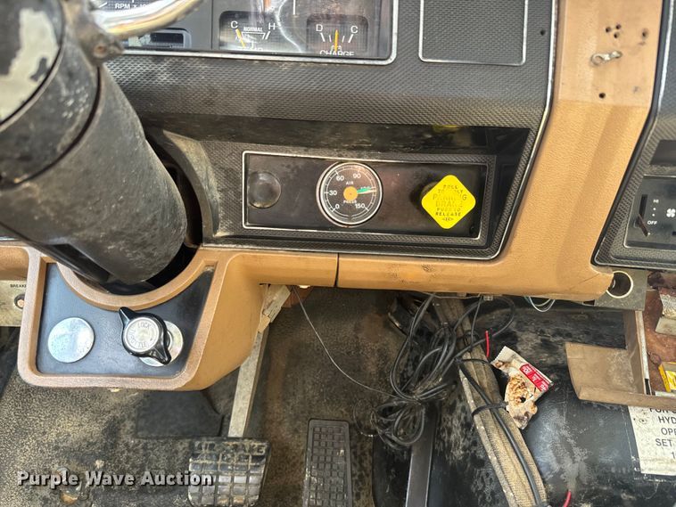 image for item EJ2710 1990 Ford F800 bucket truck