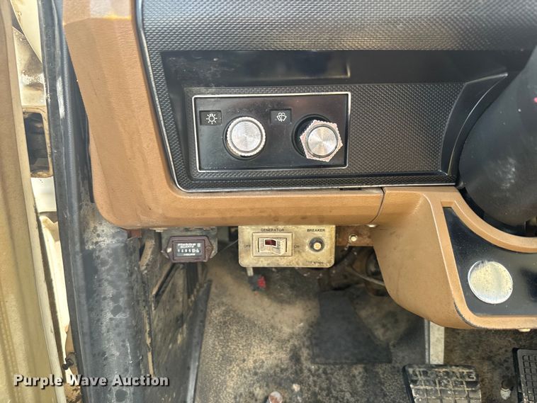 image for item EJ2710 1990 Ford F800 bucket truck