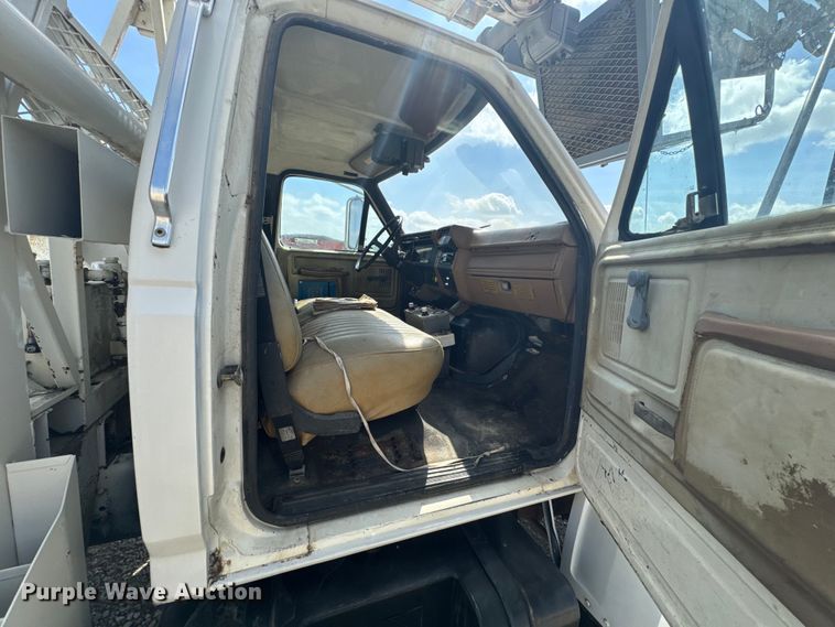 image for item EJ2710 1990 Ford F800 bucket truck