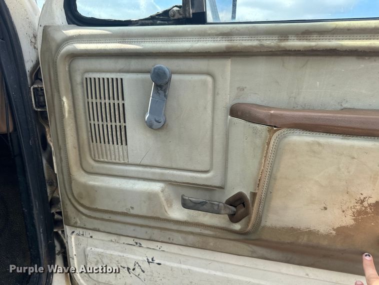 image for item EJ2710 1990 Ford F800 bucket truck