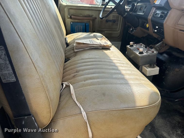 image for item EJ2710 1990 Ford F800 bucket truck