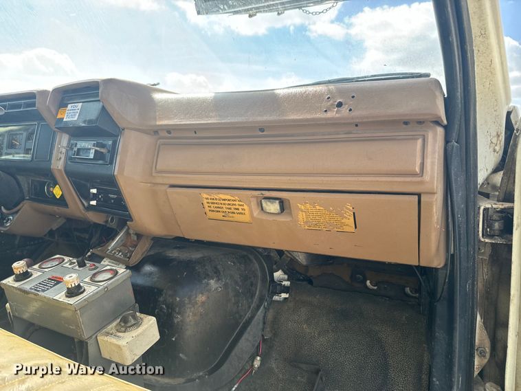 image for item EJ2710 1990 Ford F800 bucket truck