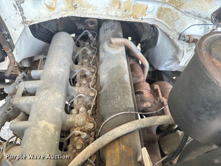 image for item EJ2710 1990 Ford F800 bucket truck