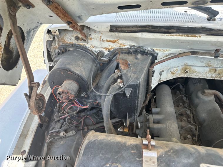 image for item EJ2710 1990 Ford F800 bucket truck