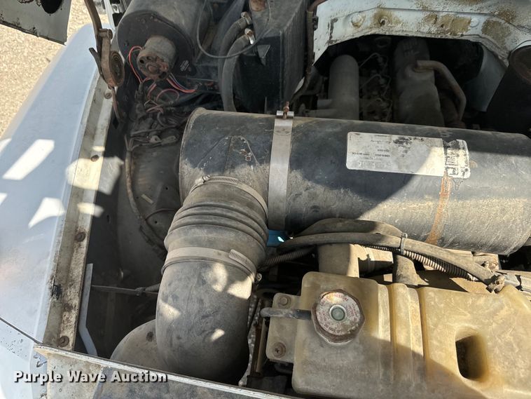 image for item EJ2710 1990 Ford F800 bucket truck