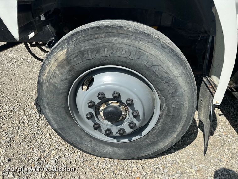 image for item EJ2710 1990 Ford F800 bucket truck